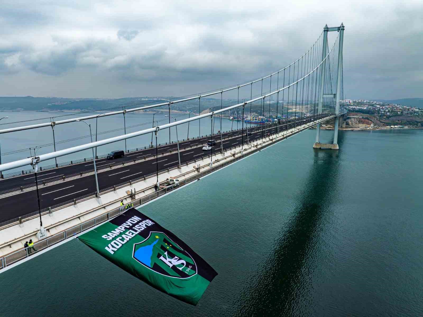Büyükşehir, taraftarı kırmadı, Osmangazi Köprüsü’ne dev şampiyon Kocaelispor bayrağı asıldı
