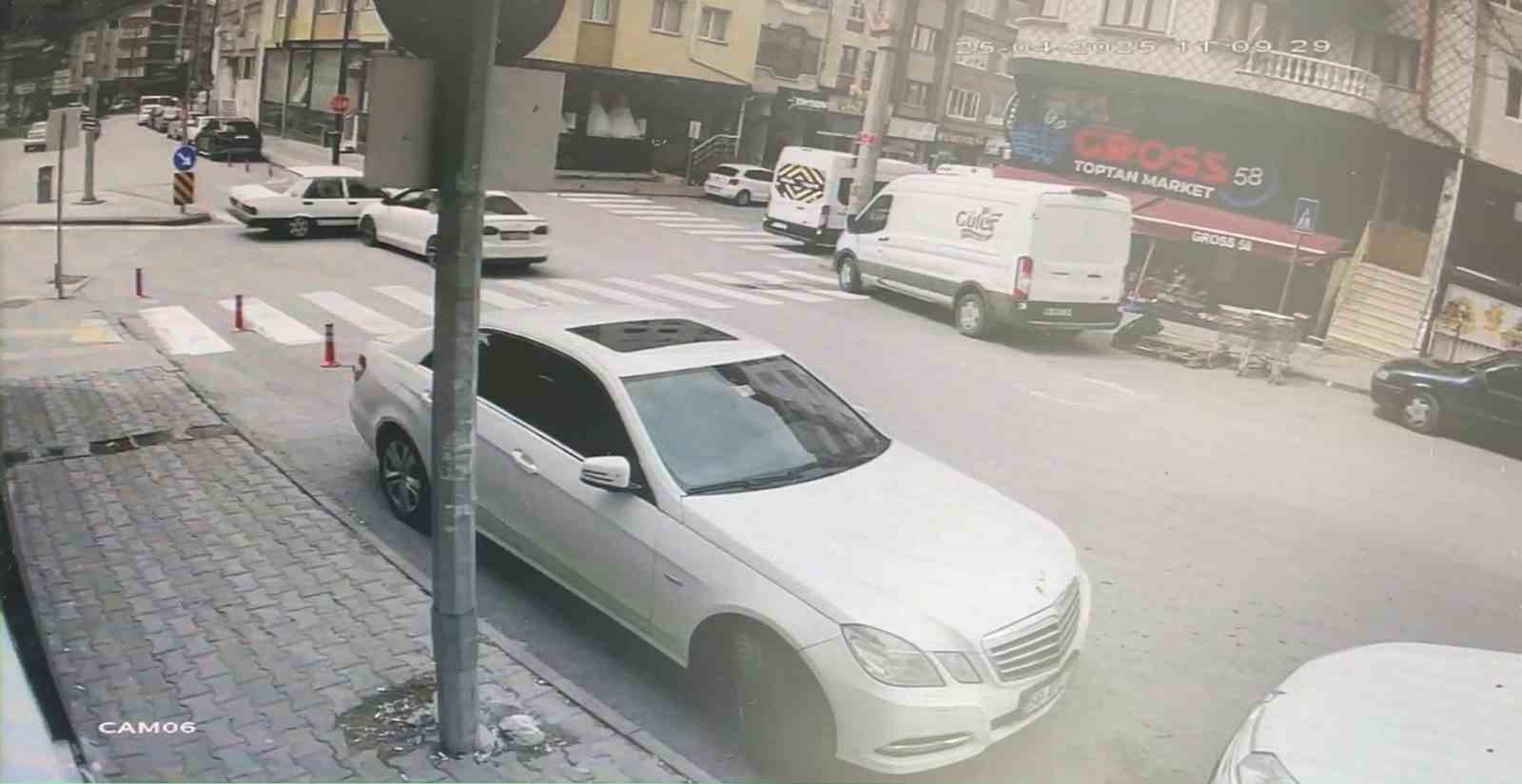 Sivas&rsquo;ta ara&ccedil;lar &ccedil;arpıştı, bir kişi yaralandı
