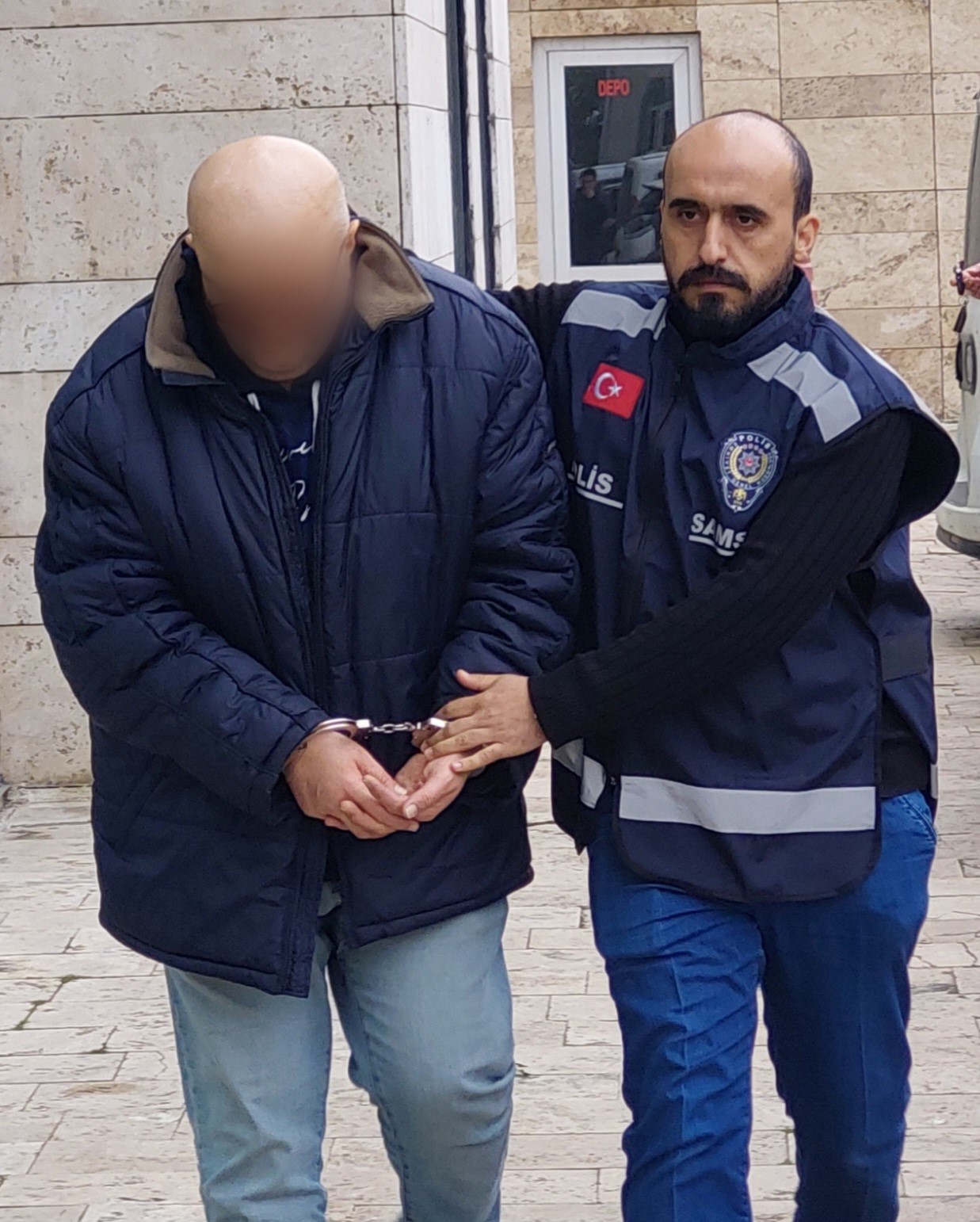 Komşuyu tehditten arama yapılan evde cephanelik gibi malzeme &ccedil;ıktı
