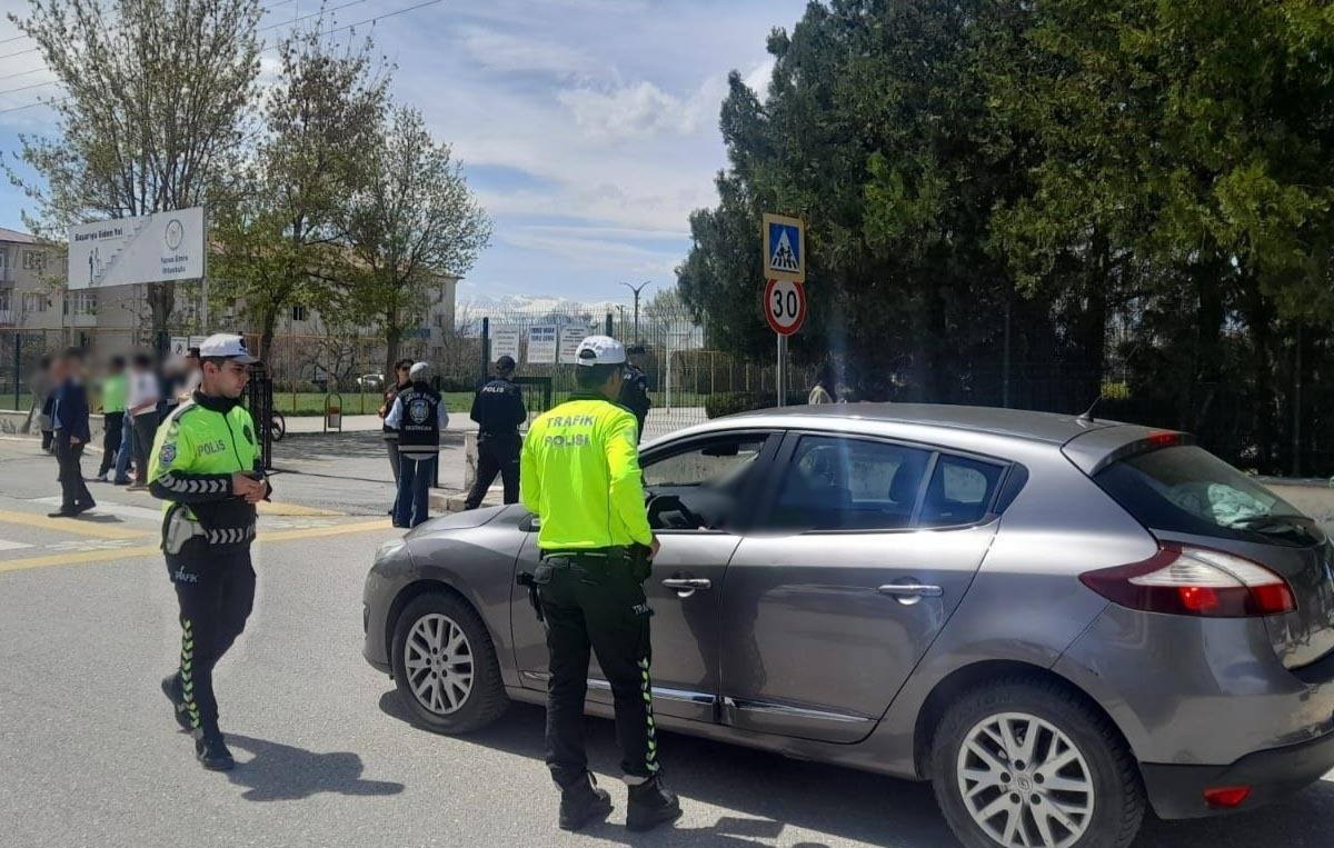 Polis ekiplerince okul &ccedil;evreleri g&uuml;venli hale getiriliyor
