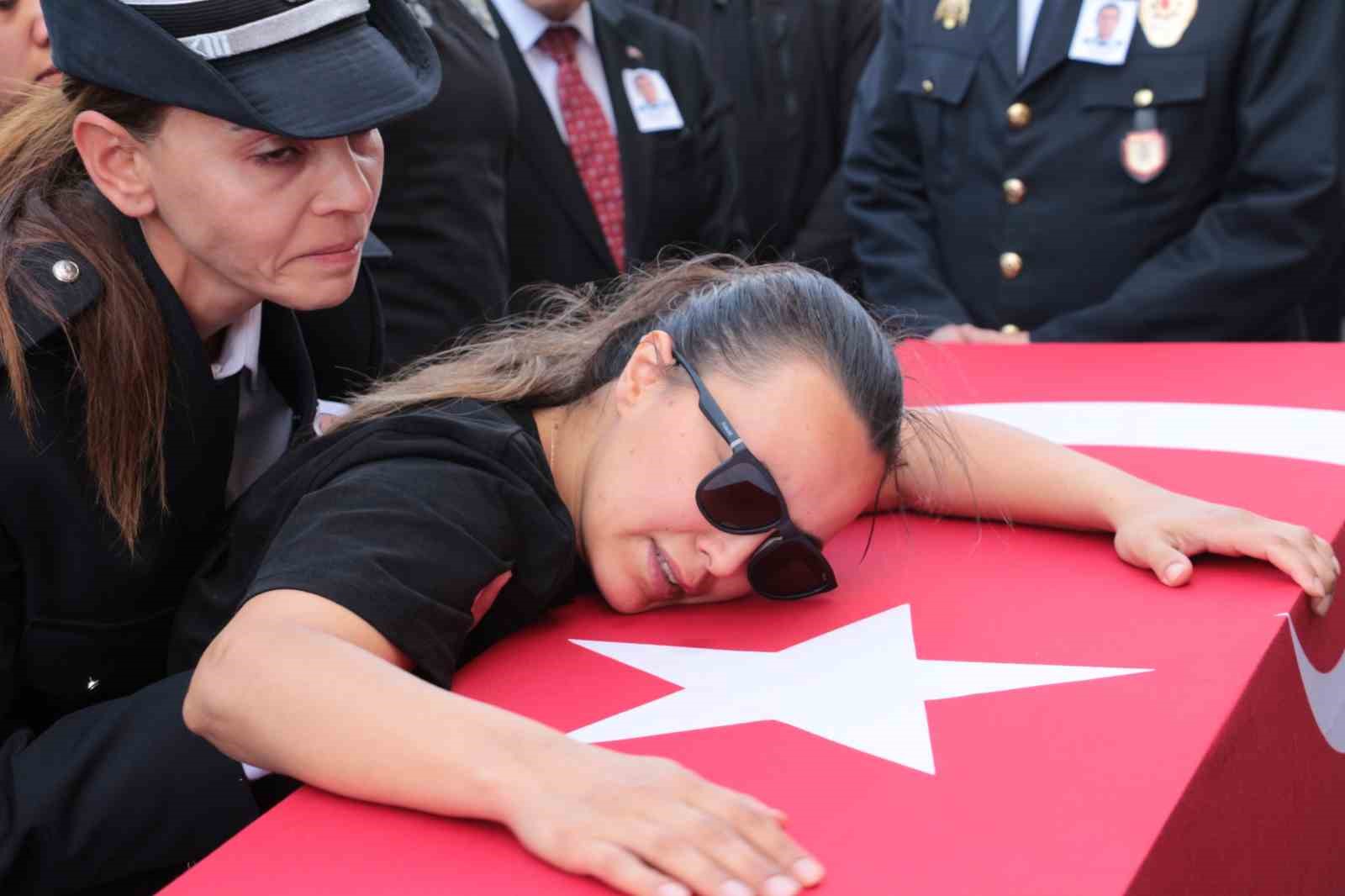 Cizre’de trafik kazasında şehit olan polis memuru son yolculuğuna uğurlandı