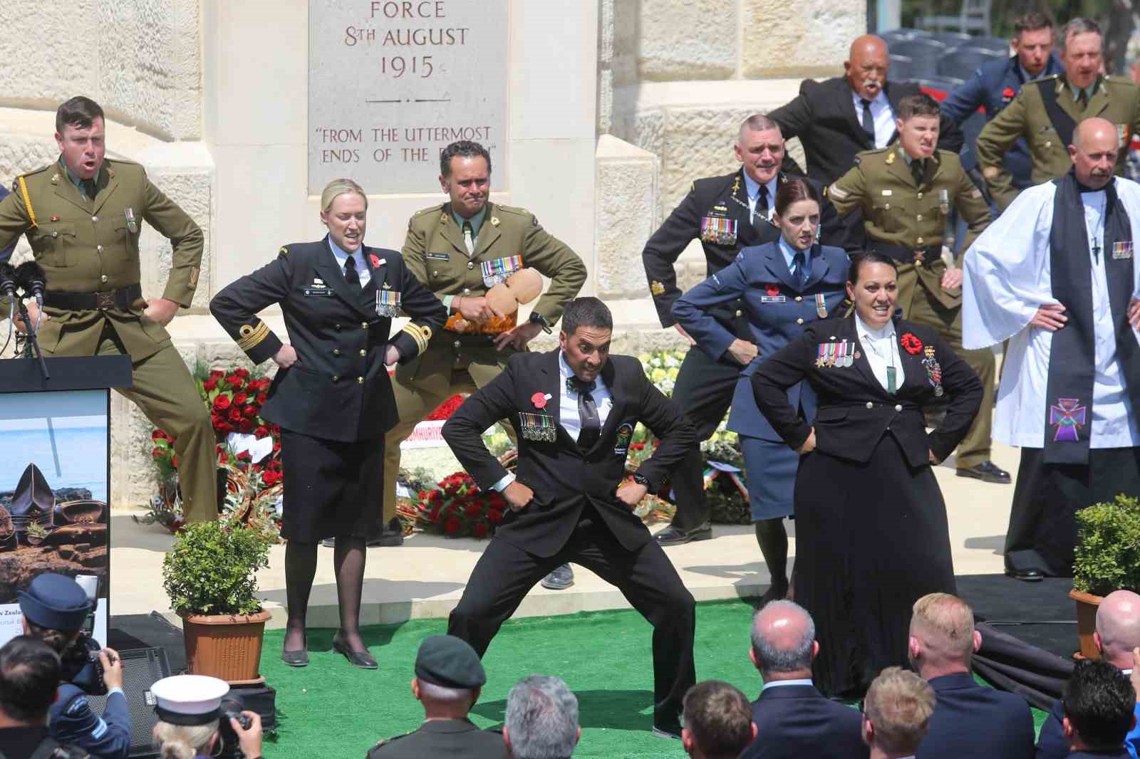 Yeni Zelanda askerleri, atalarını ’haka’ dansıyla andı

