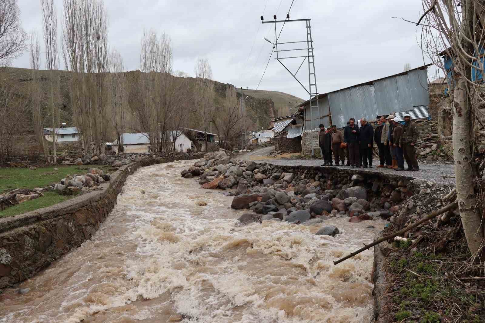 Dere taştı, köylüler panikte