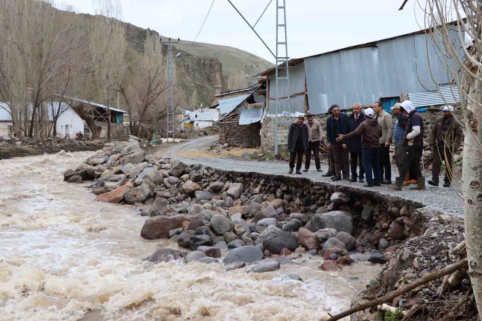 Dere taştı, köylüler panikte