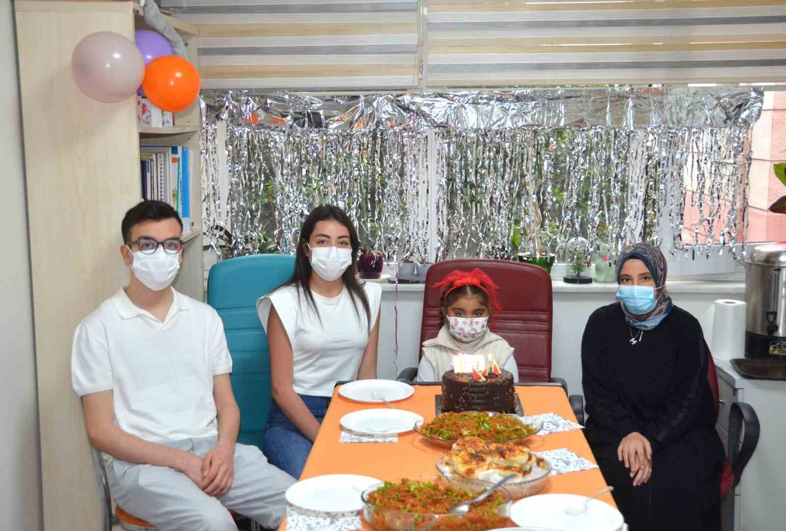 Böbrek nakli olan çocuklar hekimleriyle bir araya geldi