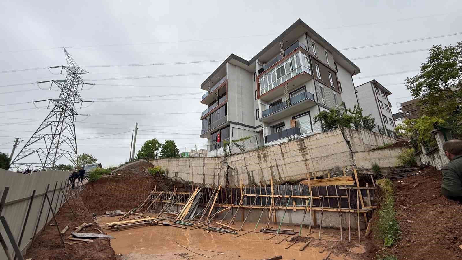 Serdivan’da bir bina çökme riski ile karşı karşıya: Müdür, "Bir saniye" diyerek mağdur kadını susturmaya çalıştı