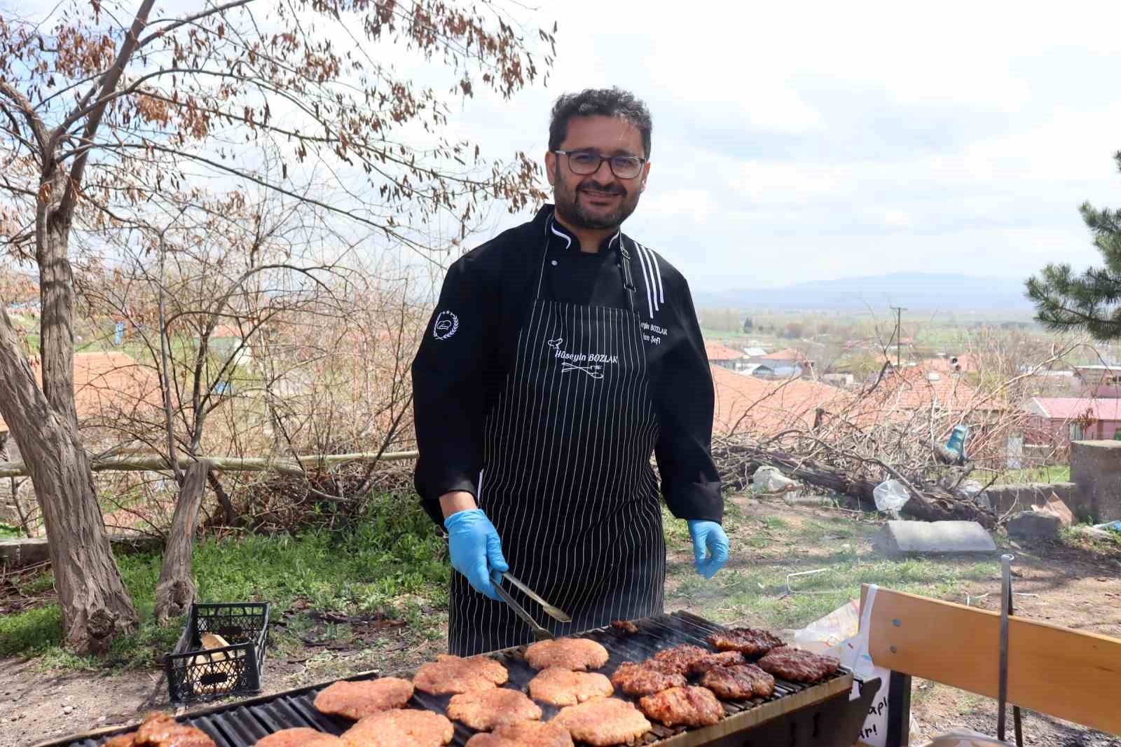 İlk hamburgerlerini liseli ablalarının ellerinden yediler

