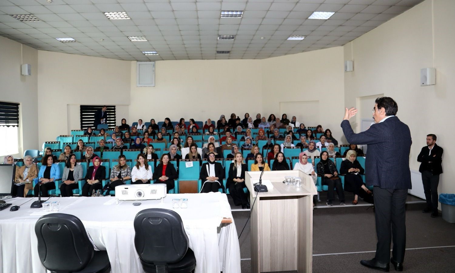 &rsquo;Her Şeye Rağmen, Mazeret Yok &Ccedil;ıkış Var Van&rsquo; semineri d&uuml;zenlendi
