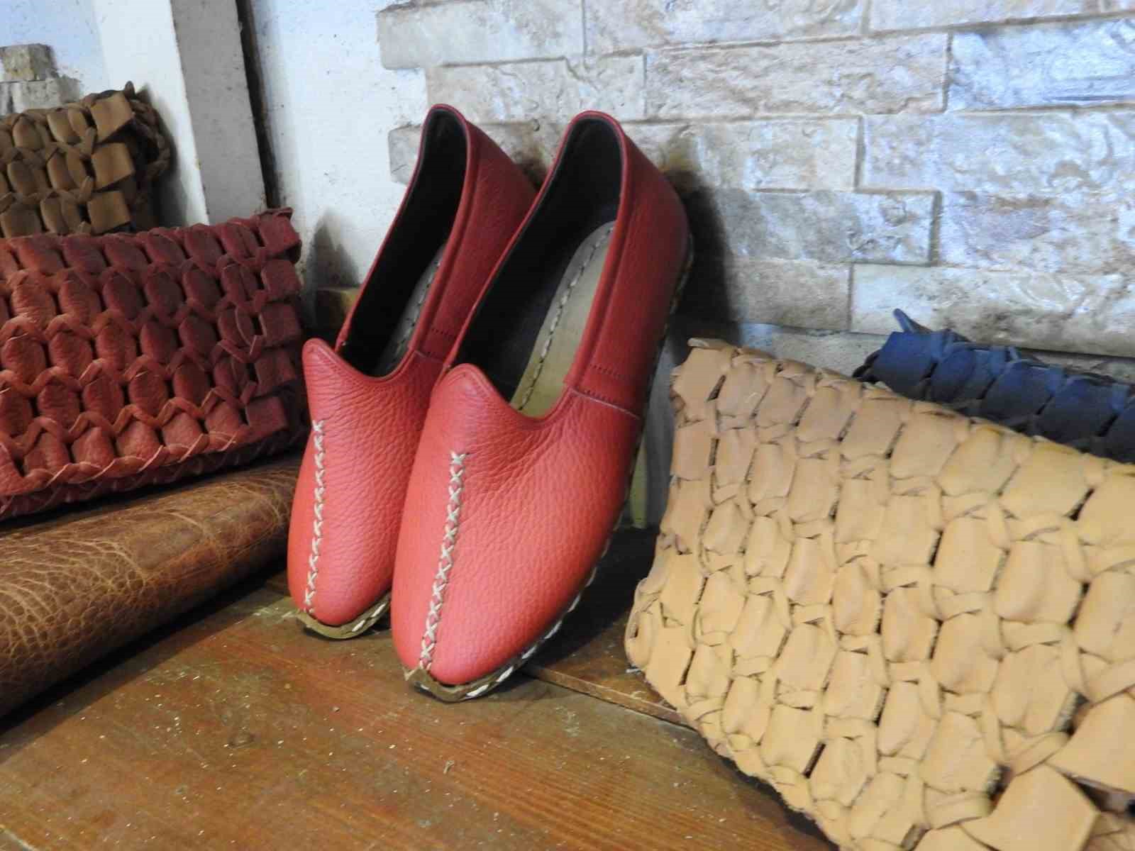 Gaziantep’in yemeni ayakkabıları turistlerden ilgi görüyor