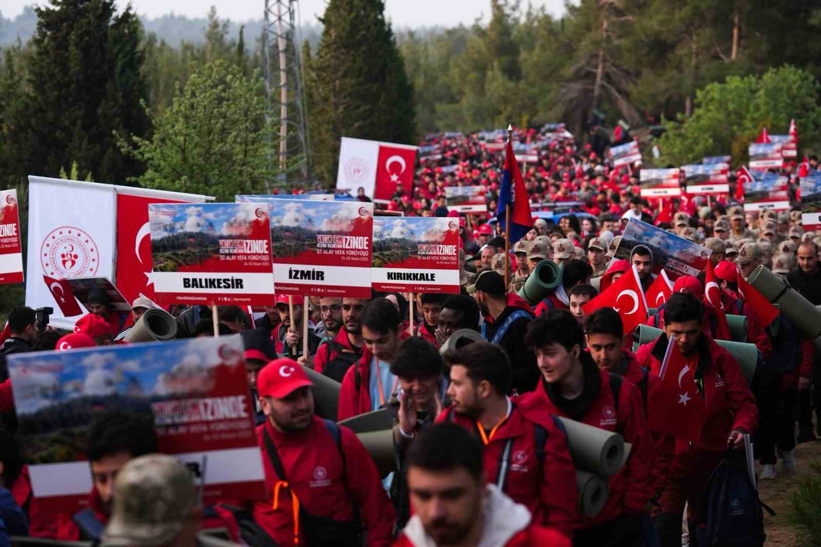 Bakan Bak, &Ccedil;anakkale&rsquo;de anma y&uuml;r&uuml;y&uuml;ş&uuml;ne katılan gen&ccedil;leri paylaştı
