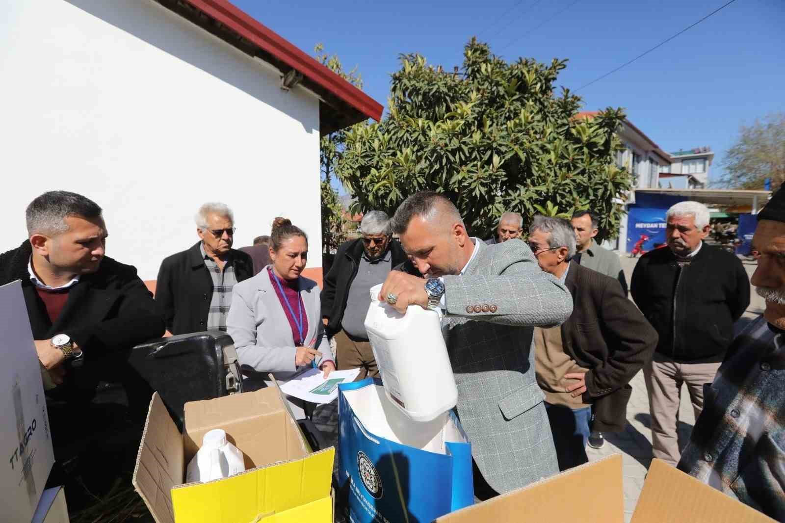 Zirai don zararını azaltmak i&ccedil;in narenciye &uuml;reticilerine g&uuml;bre dağıtıldı
