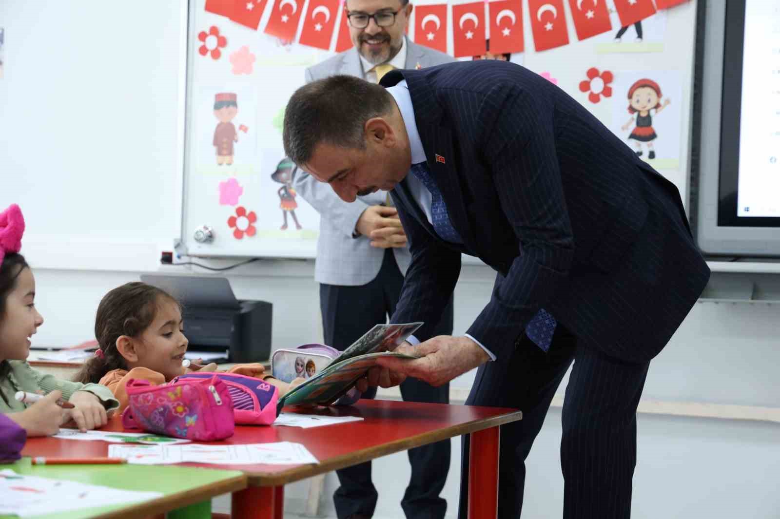 Zonguldak’ta miniklere bilim dergisi hediyesi