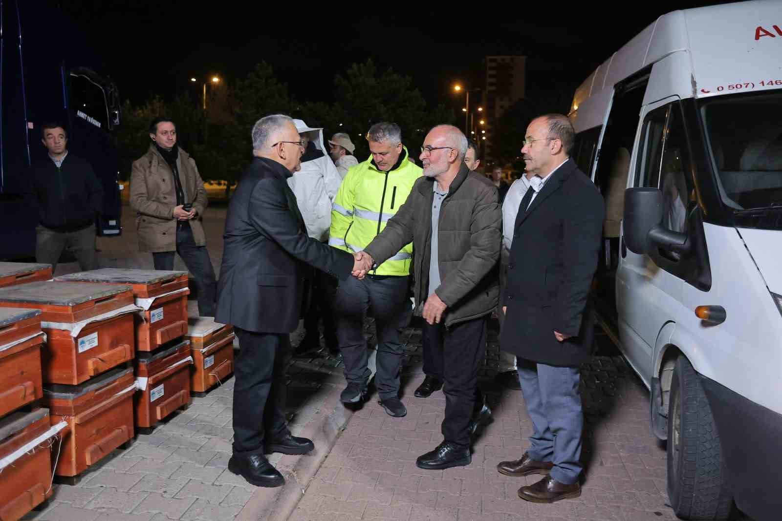 Başkan Büyükkılıç, şafak vakti üreticilere arılı kovan dağıttı
