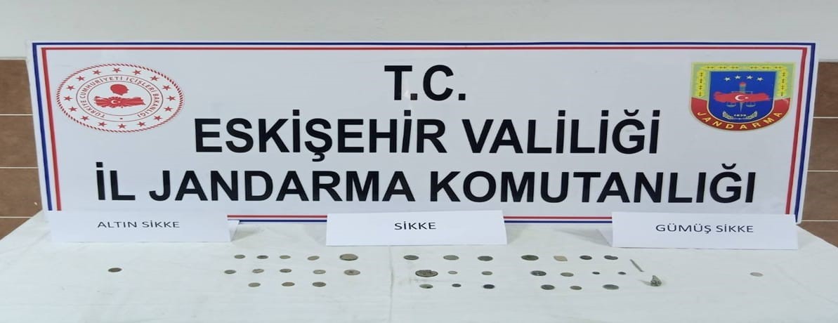 Ellerindeki tarihi eserlere müşteri ararken jandarmaya yakalandılar