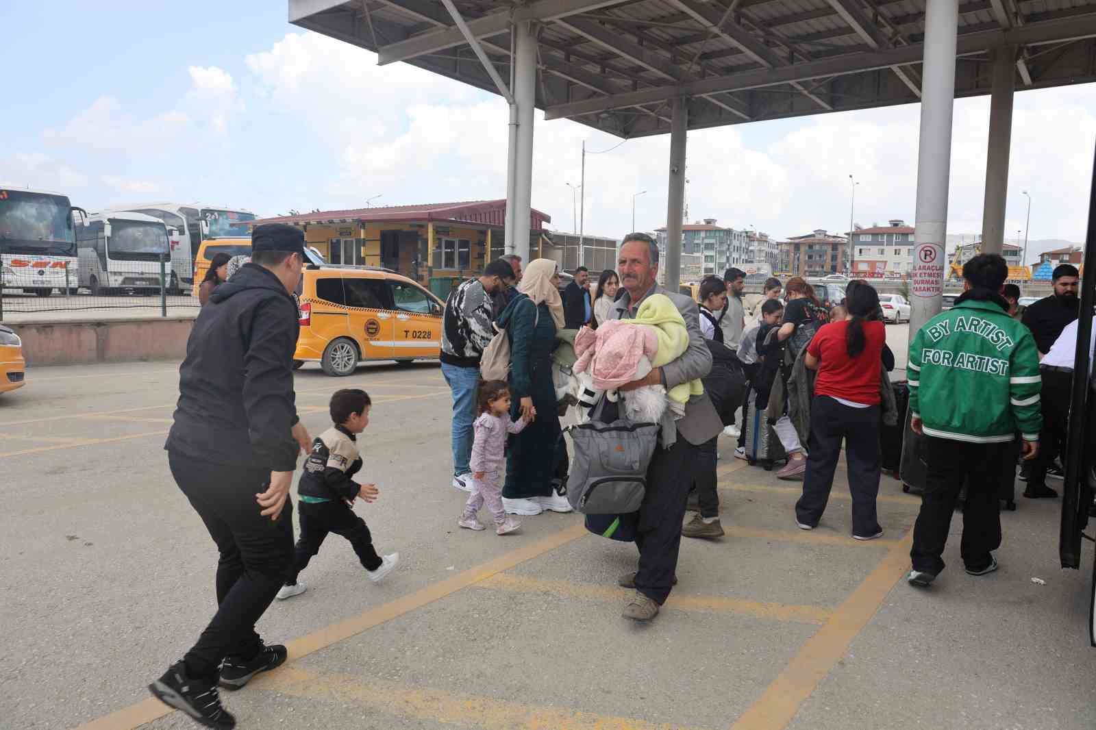 Depremzede vatandaşlar tedirginlik içerisinde İstanbul’dan dönüşlerini sürdürüyor
