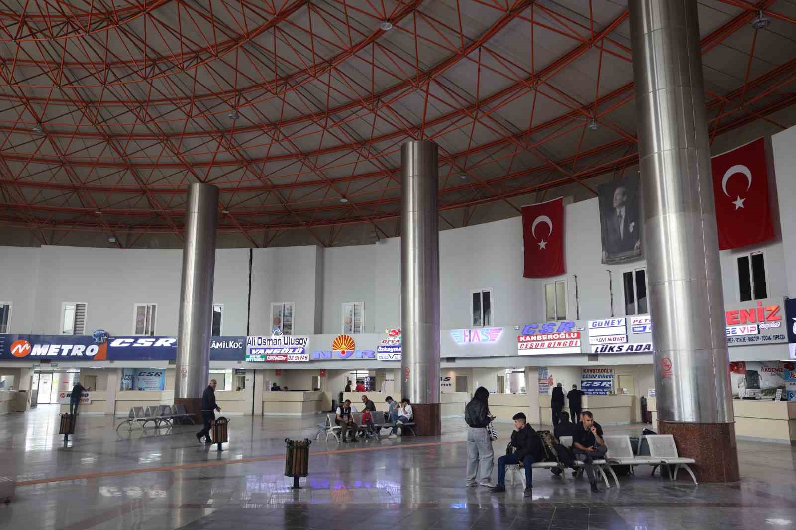 Depremzede vatandaşlar tedirginlik i&ccedil;erisinde İstanbul&rsquo;dan d&ouml;n&uuml;şlerini s&uuml;rd&uuml;r&uuml;yor
