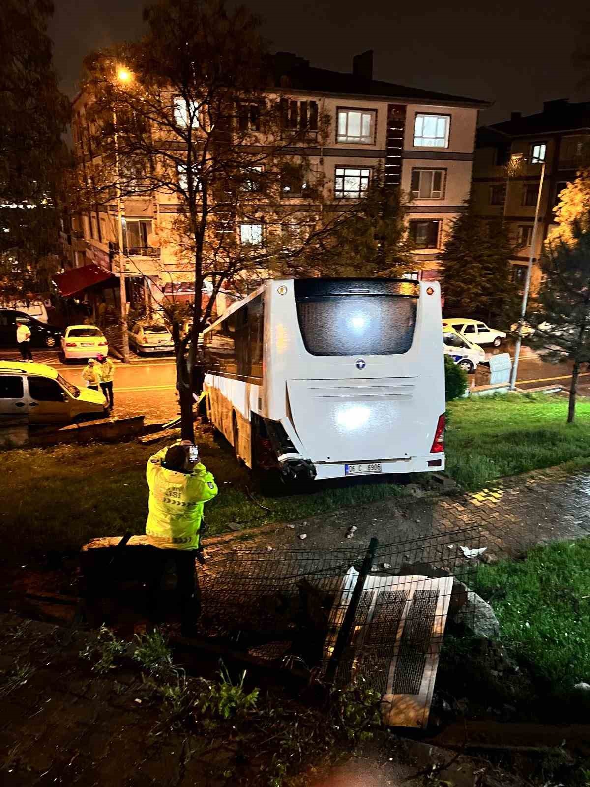 Fren sistemi arızalanan otob&uuml;s&uuml;n parka daldığı anlar kamerada
