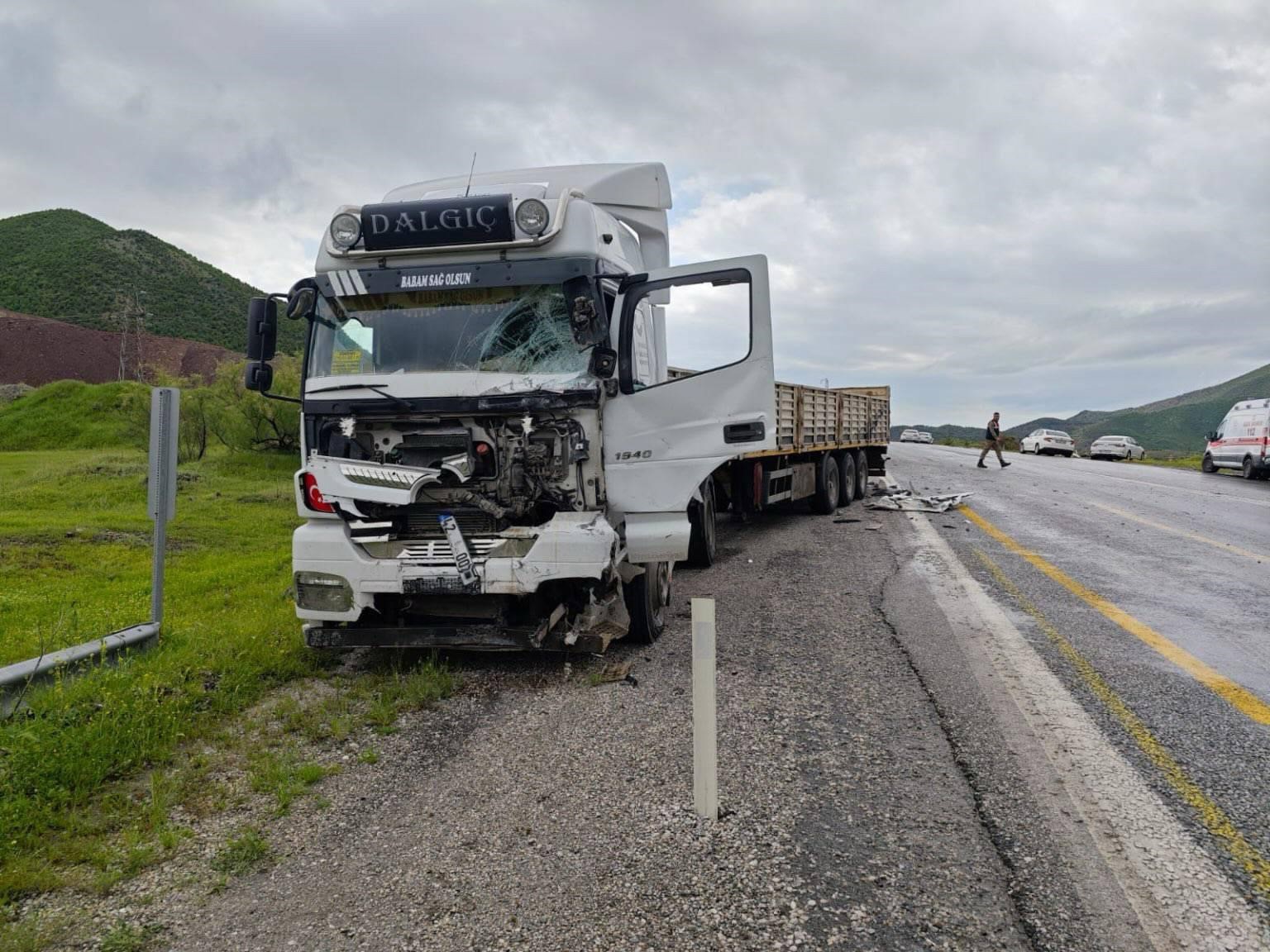 Bitlis’te tır ile minibüs çarpıştı: 1 ölü, 2 yaralı