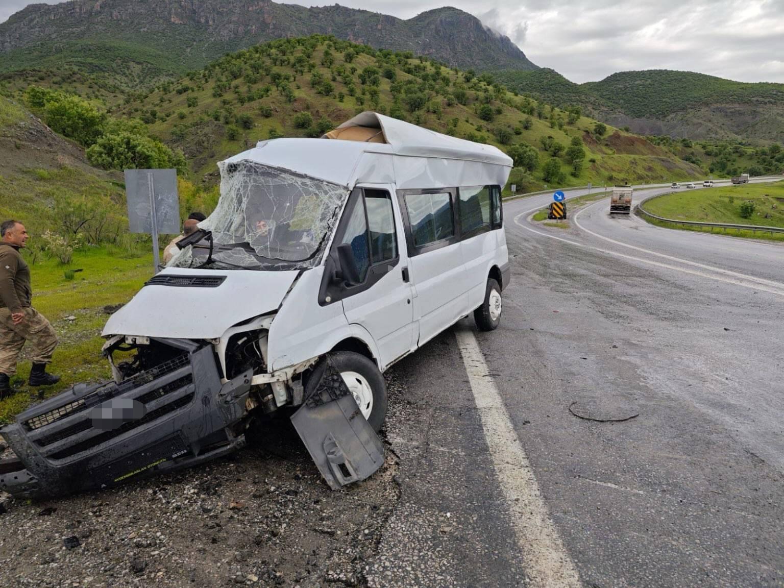 Bitlis’te tır ile minibüs çarpıştı: 1 ölü, 2 yaralı