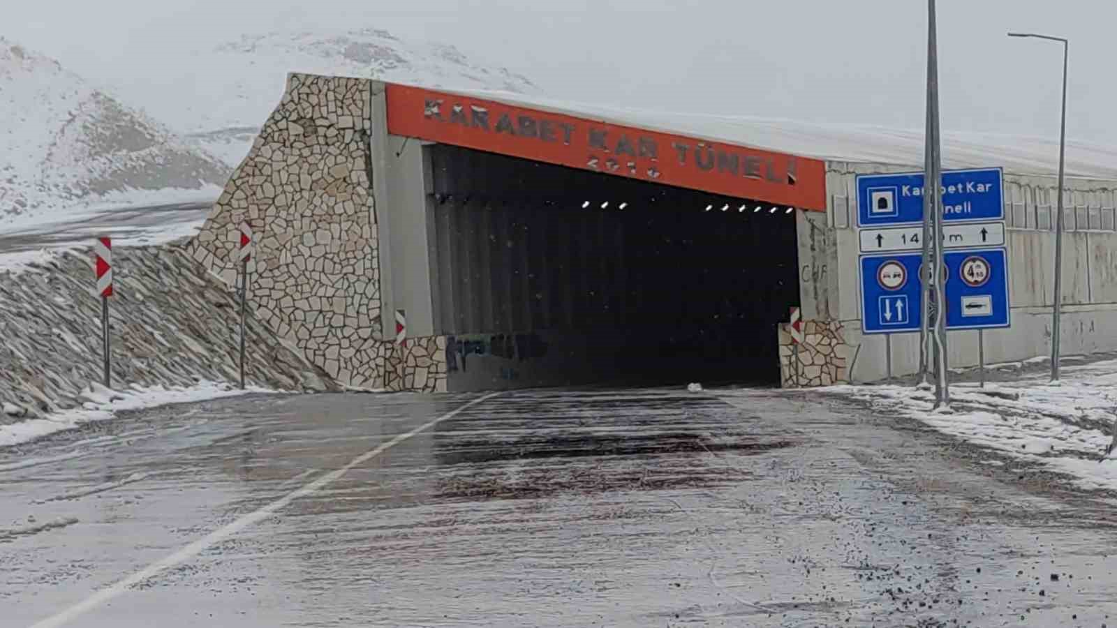 3 bin rakımlı Karabet Geçidi’nde kar yağışı