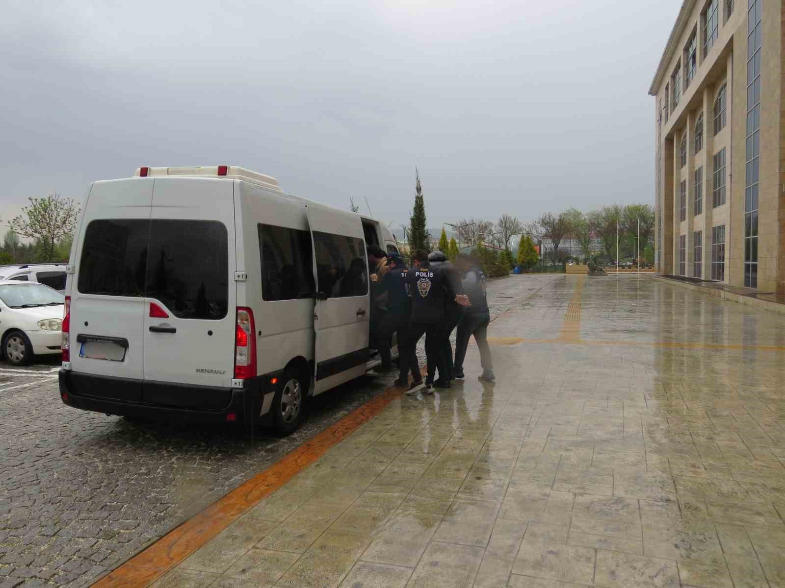 Uşak merkezli yasa dışı bahis operasyonunda gözaltına alınan 3 şüpheli tutuklandı