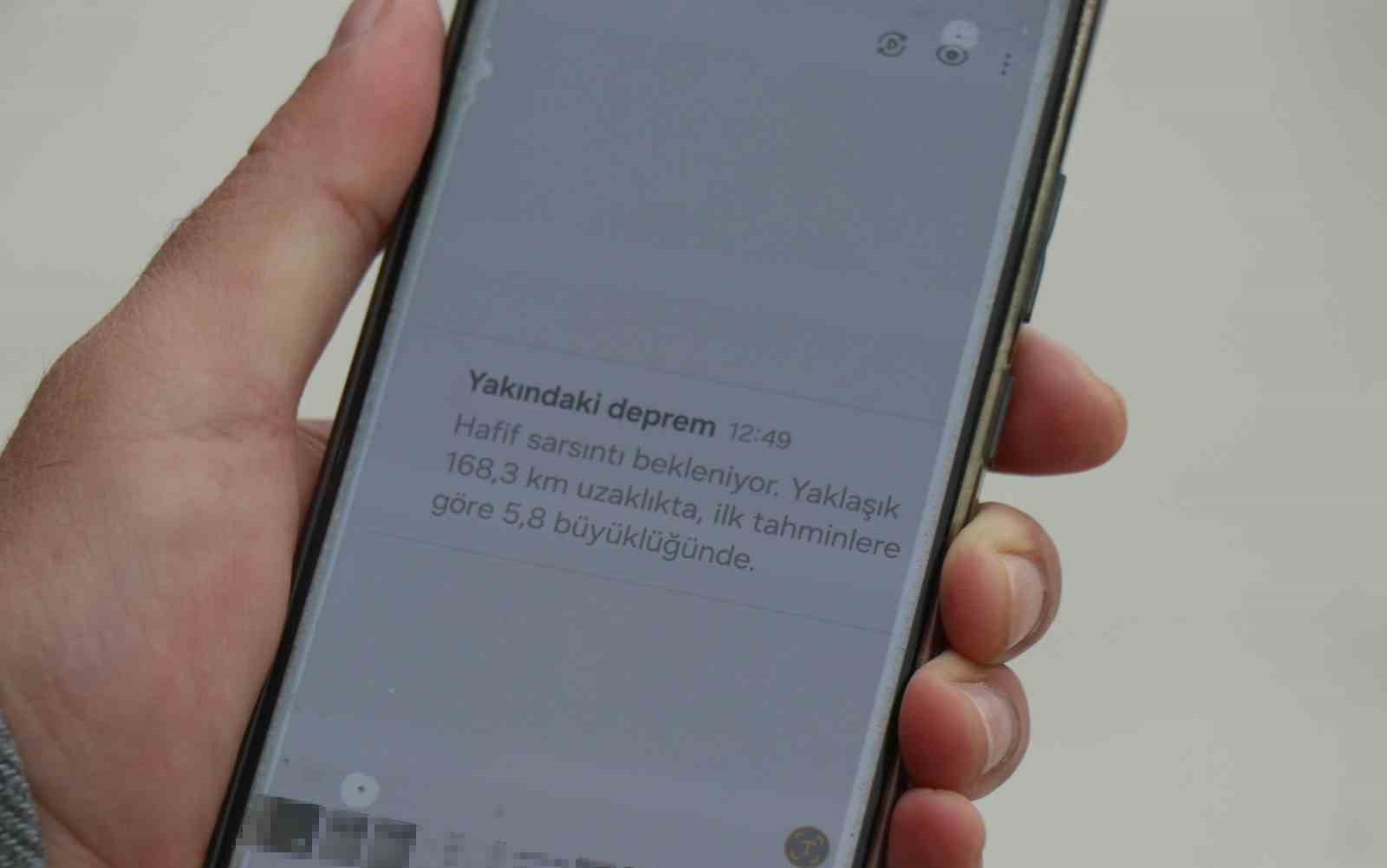 Deprem öncesinde telefonuna gelen uyarı ile dışarı çıkıp o anları kayıt altına aldı