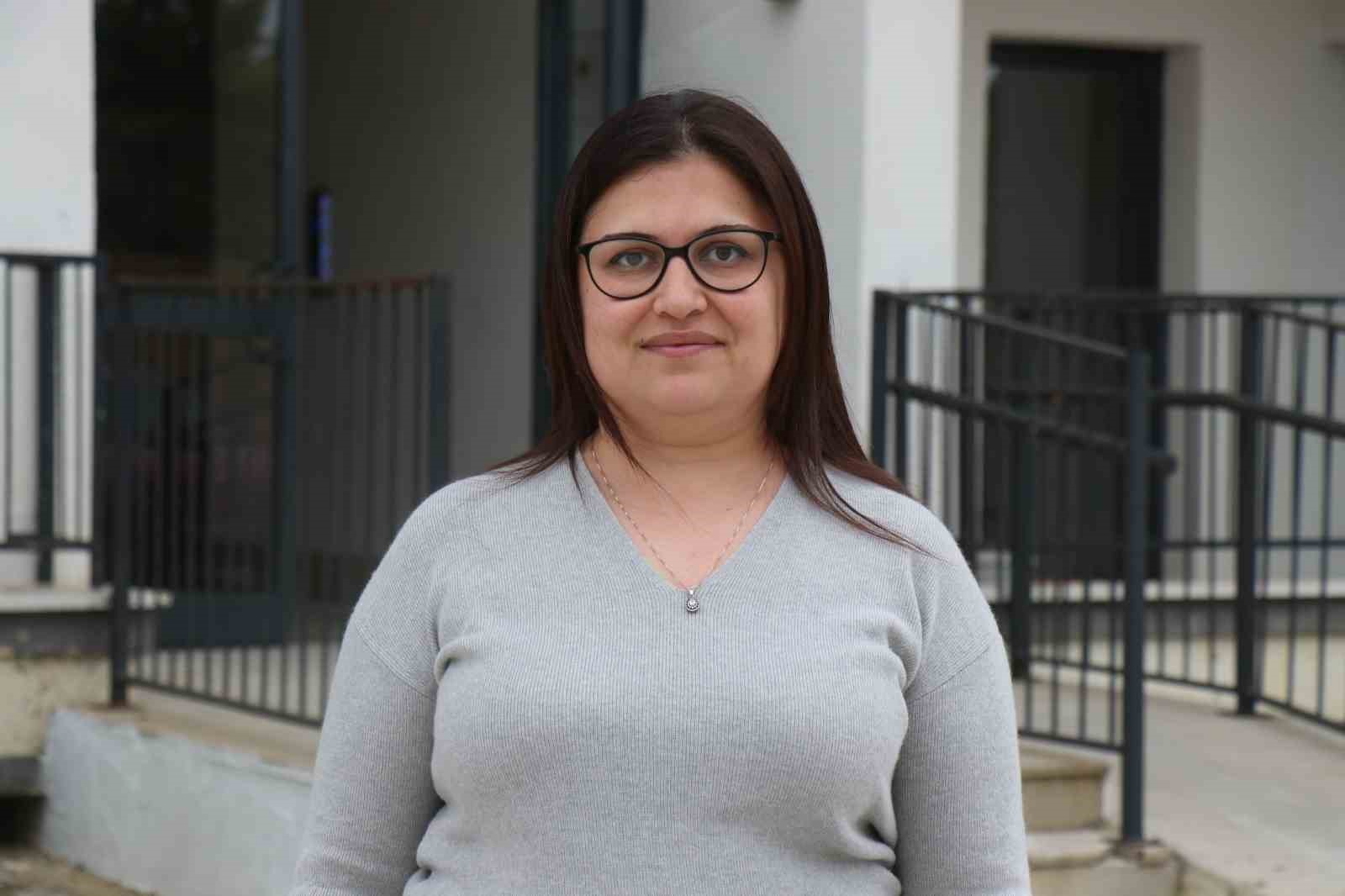 Deprem &ouml;ncesinde telefonuna gelen uyarı ile dışarı &ccedil;ıkıp o anları kayıt altına aldı
