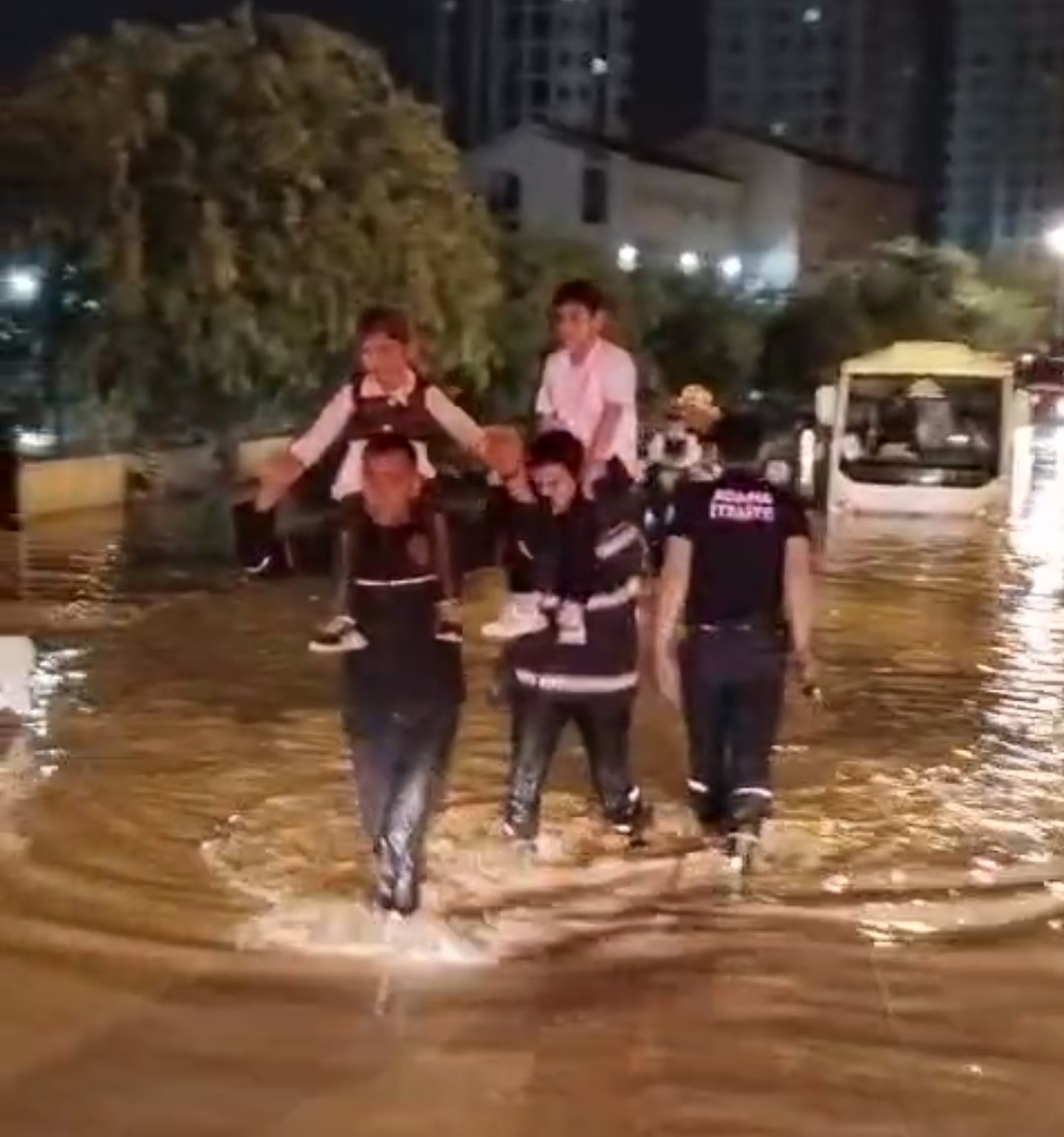 Her yağmurda yolların göle dönmesine vatandaş isyan etti