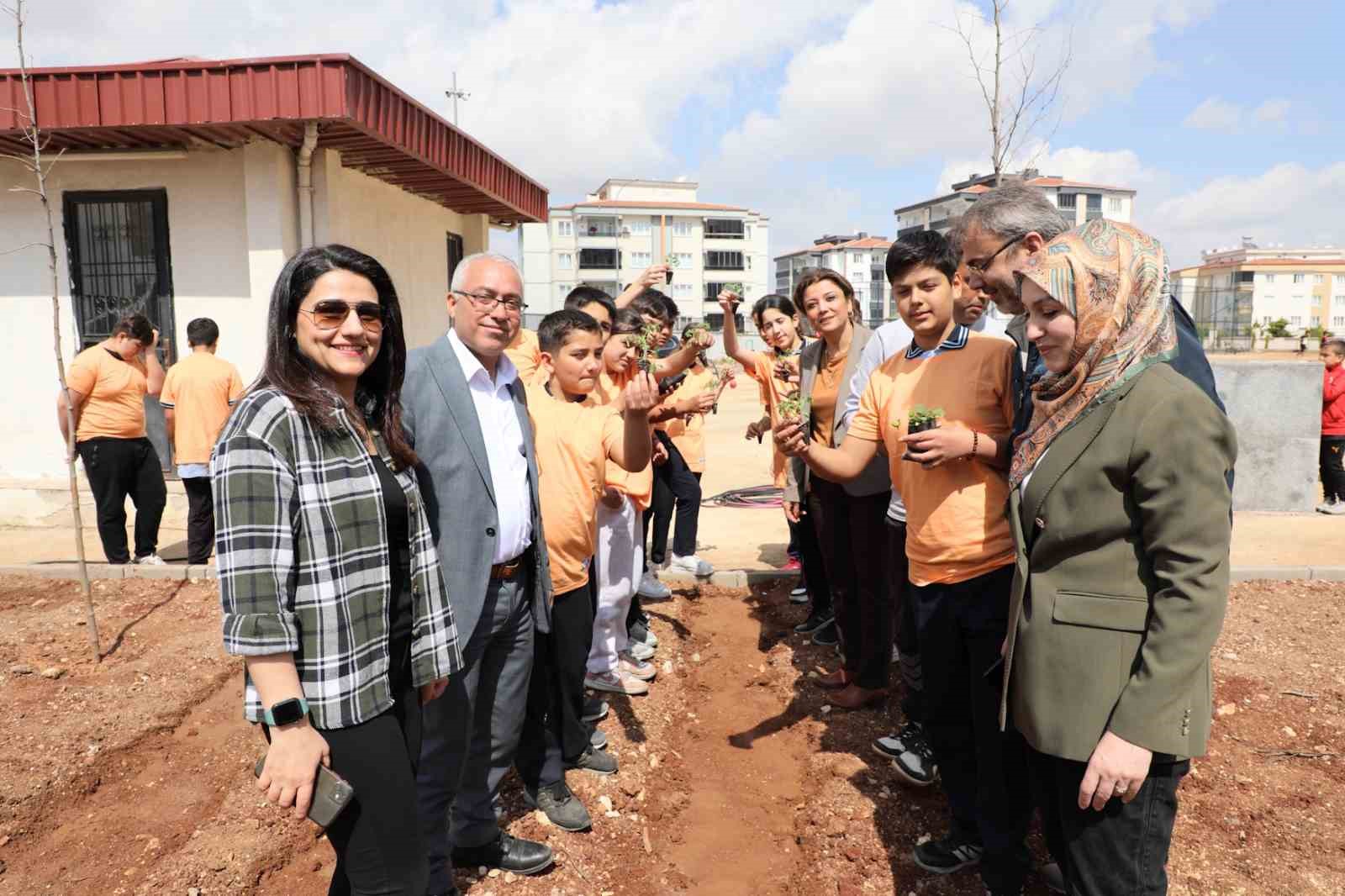 "Yeşil Okullar Projesi"yle Sevinç Göymen Ortaokulu’nda öğrenciler hem ekti, hem üretti