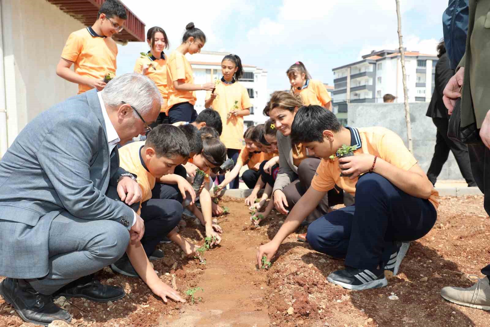 "Yeşil Okullar Projesi"yle Sevinç Göymen Ortaokulu’nda öğrenciler hem ekti, hem üretti