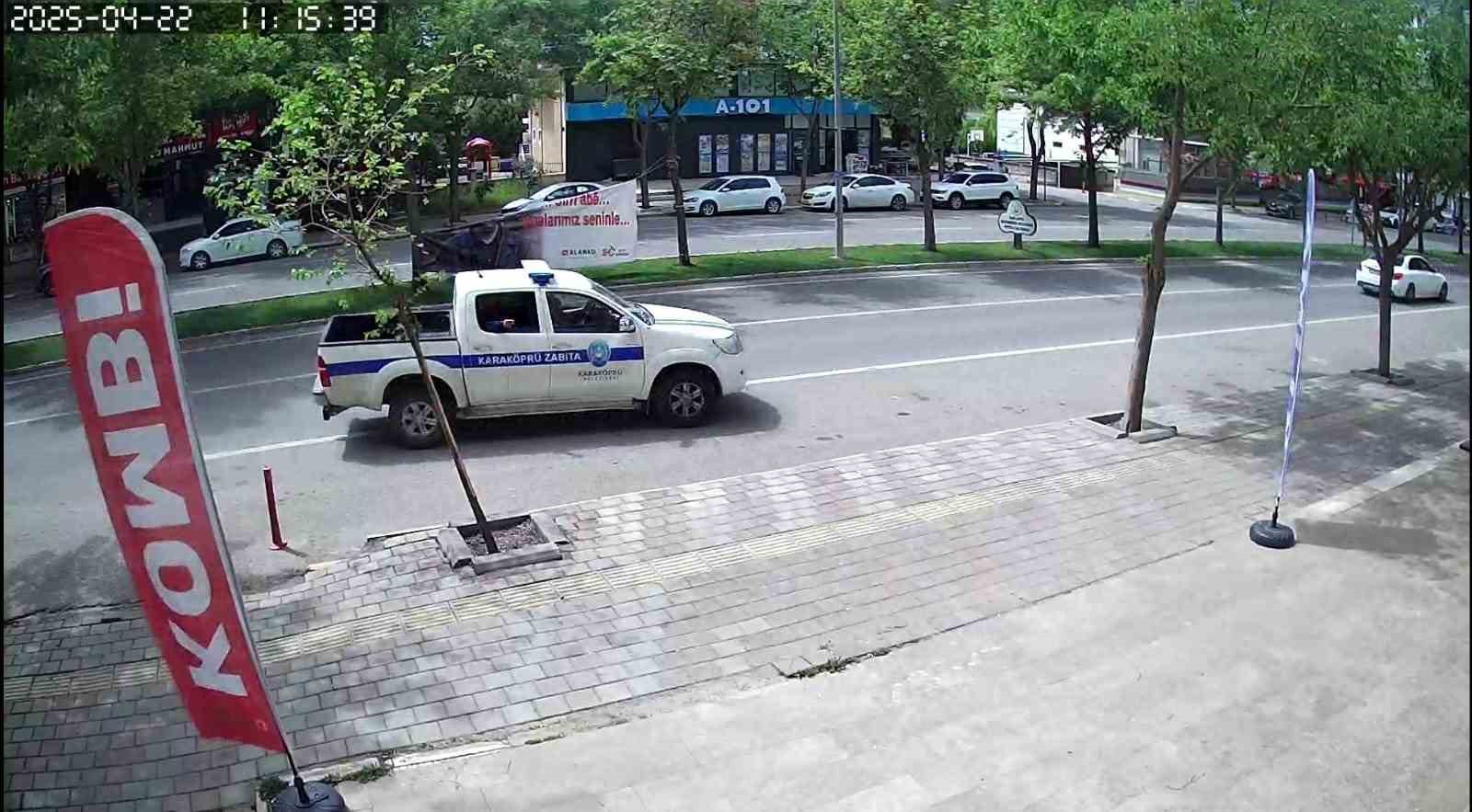 Zabıta, Sırrı Süreyya Önder pankartını söktü