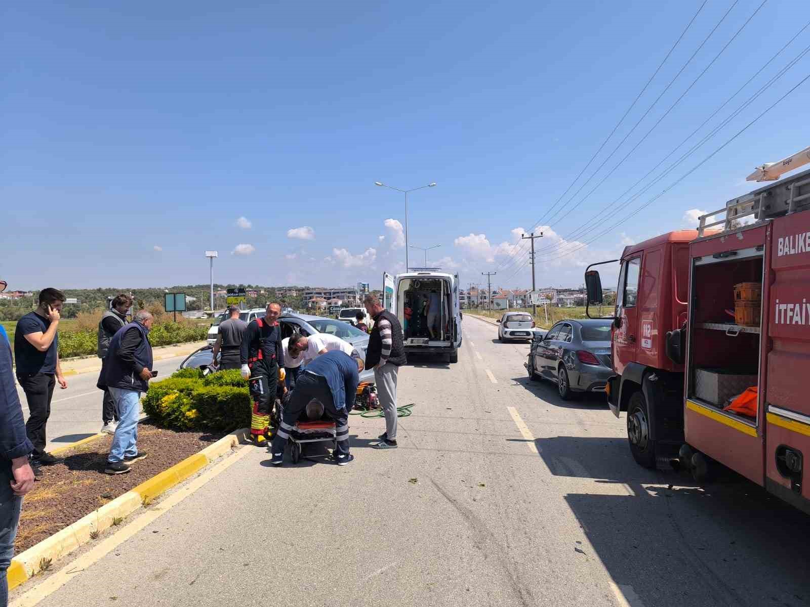 Ayvalık&rsquo;ta trafik iki otomobil &ccedil;arpıştı; 1 yaralı
