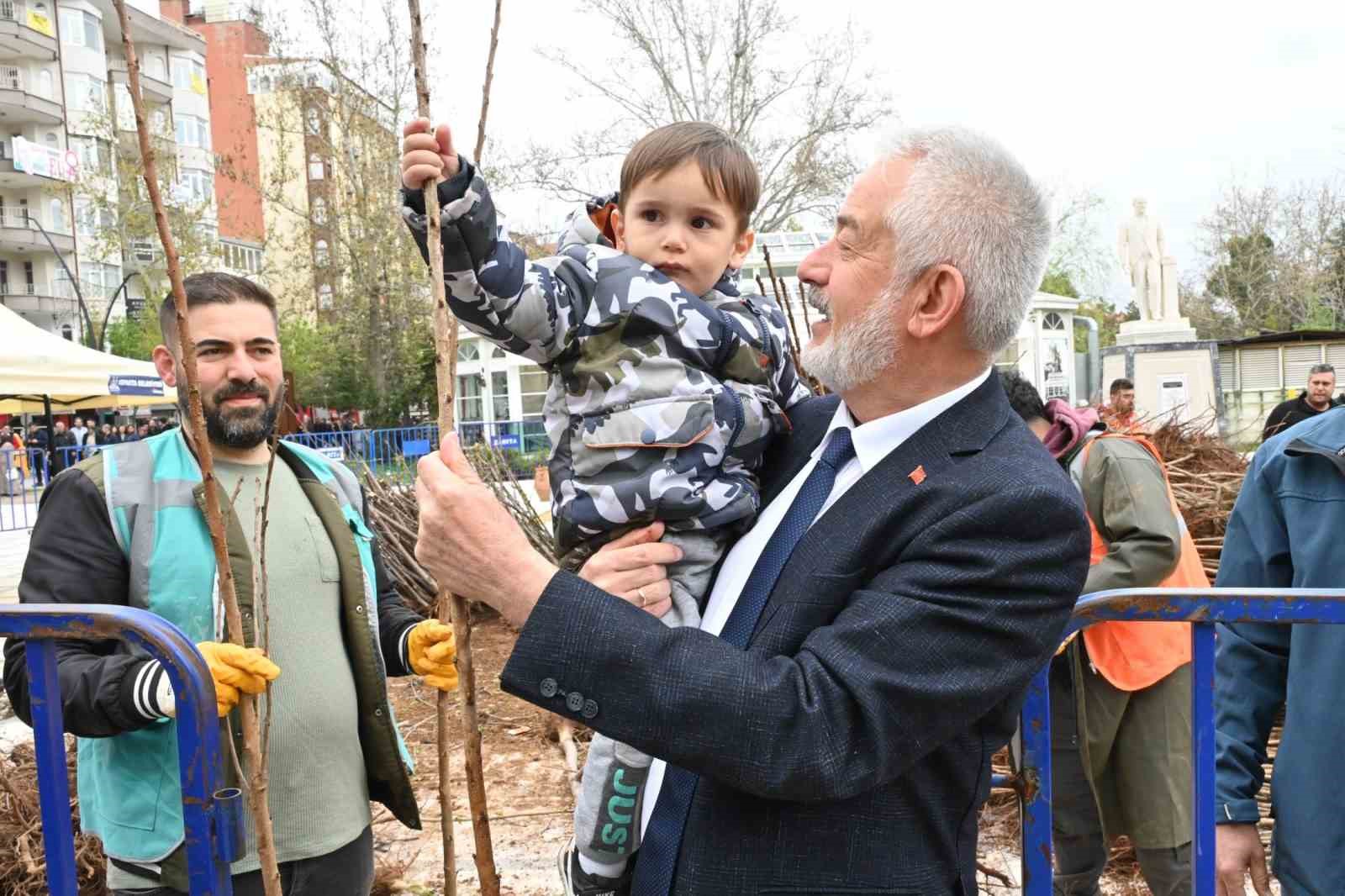 Isparta Belediyesi 55 bin meyve fidanı dağıttı