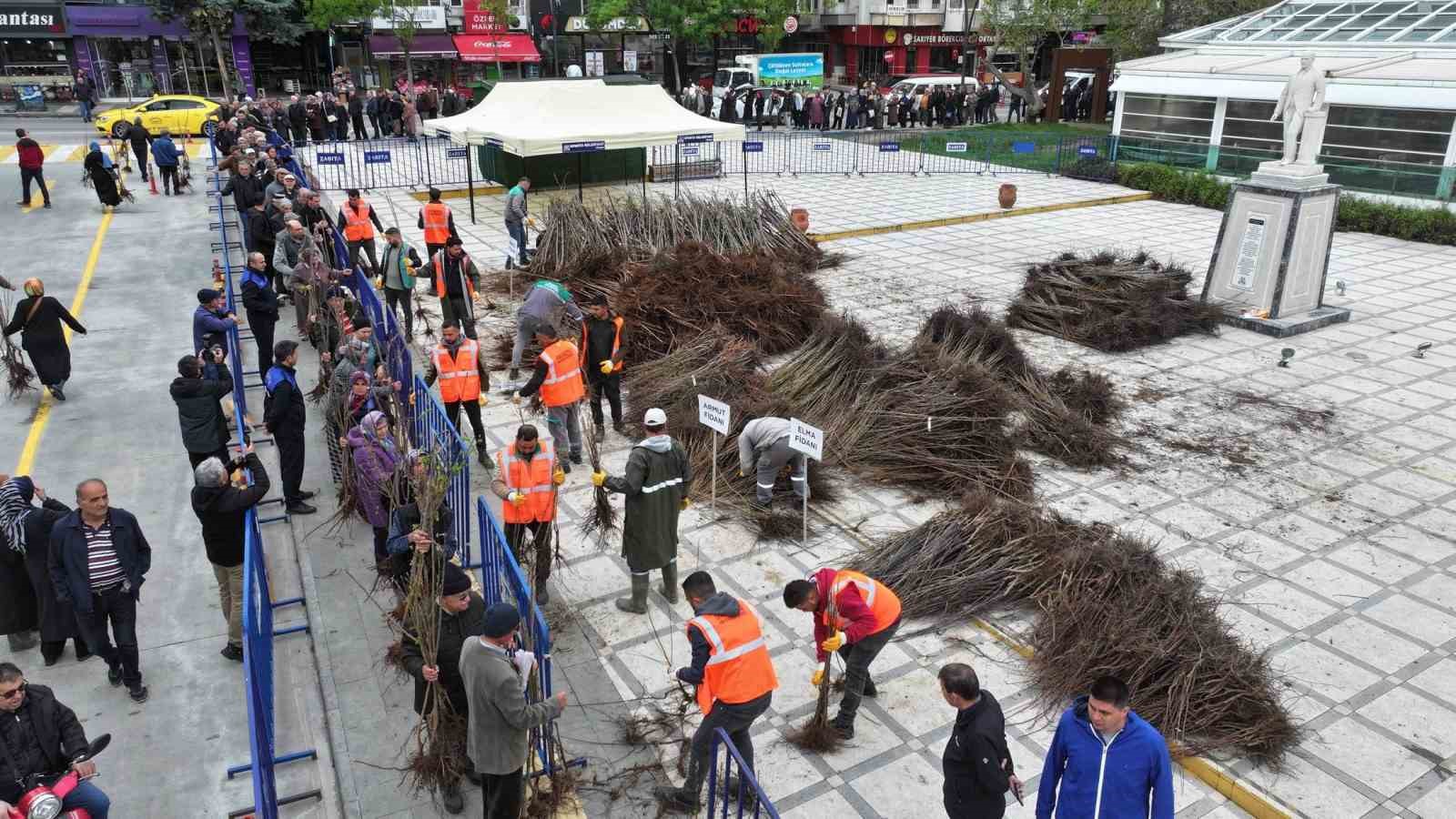 Isparta Belediyesi 55 bin meyve fidanı dağıttı
