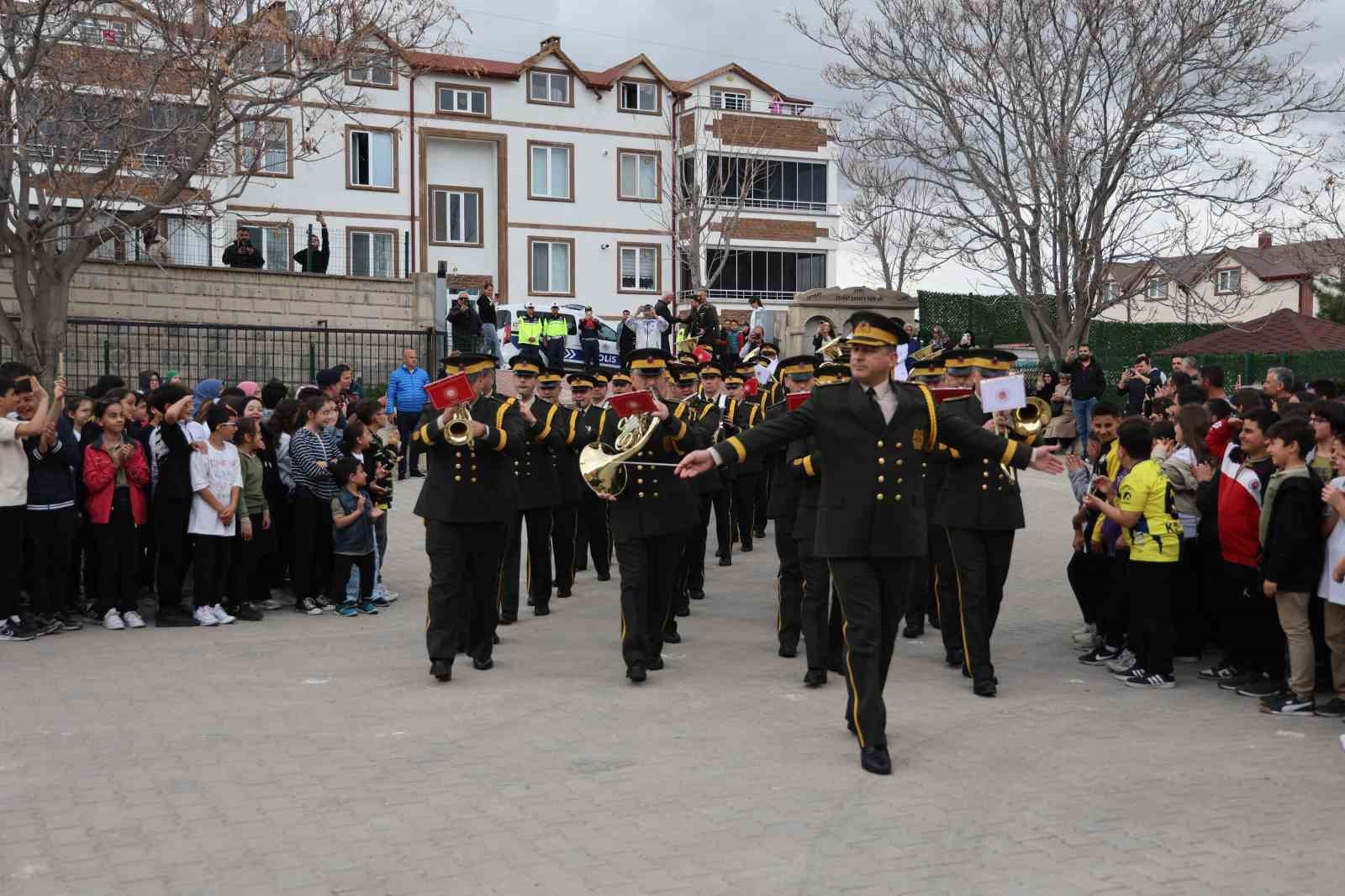 MSB Armoni Mızıkası çocuklarla buluştu
