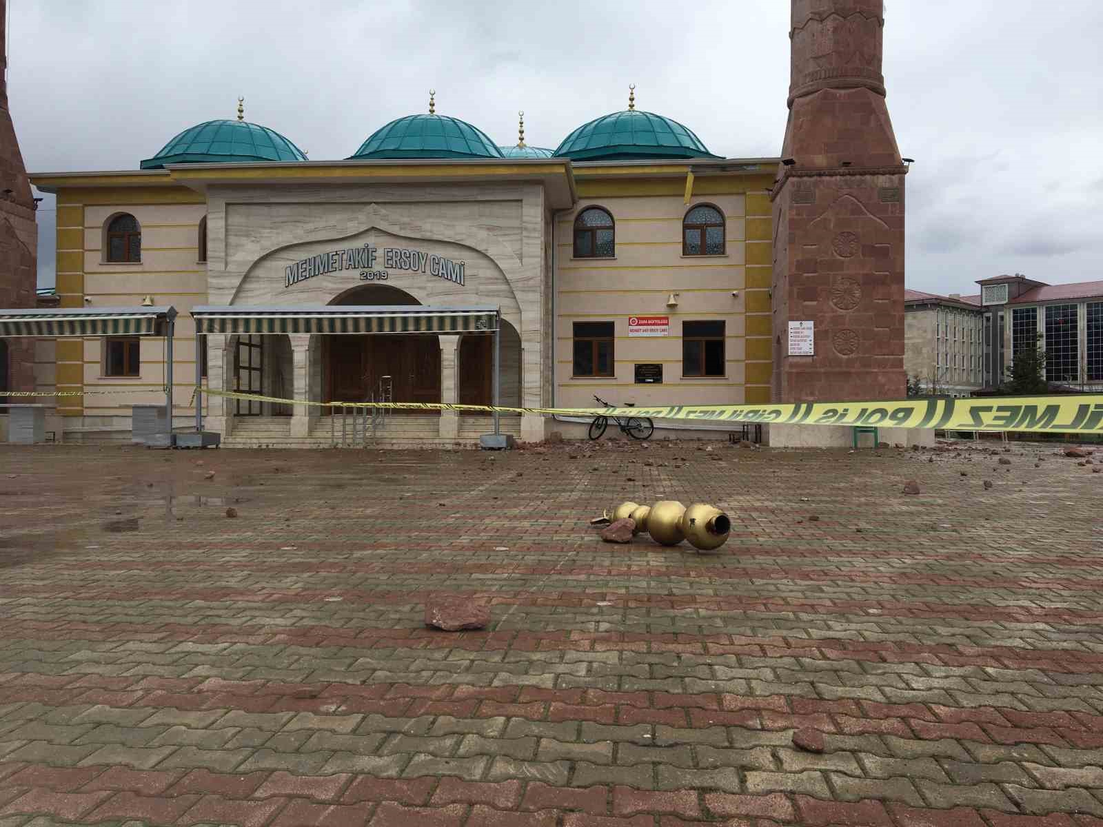 Sivas’ta cami minaresine yıldırım düştü