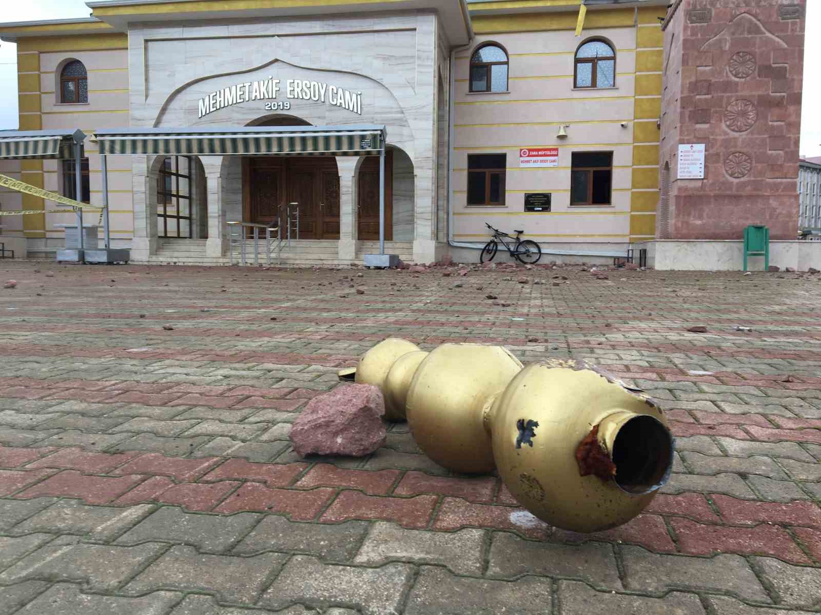 Sivas&rsquo;ta cami minaresine yıldırım d&uuml;şt&uuml;
