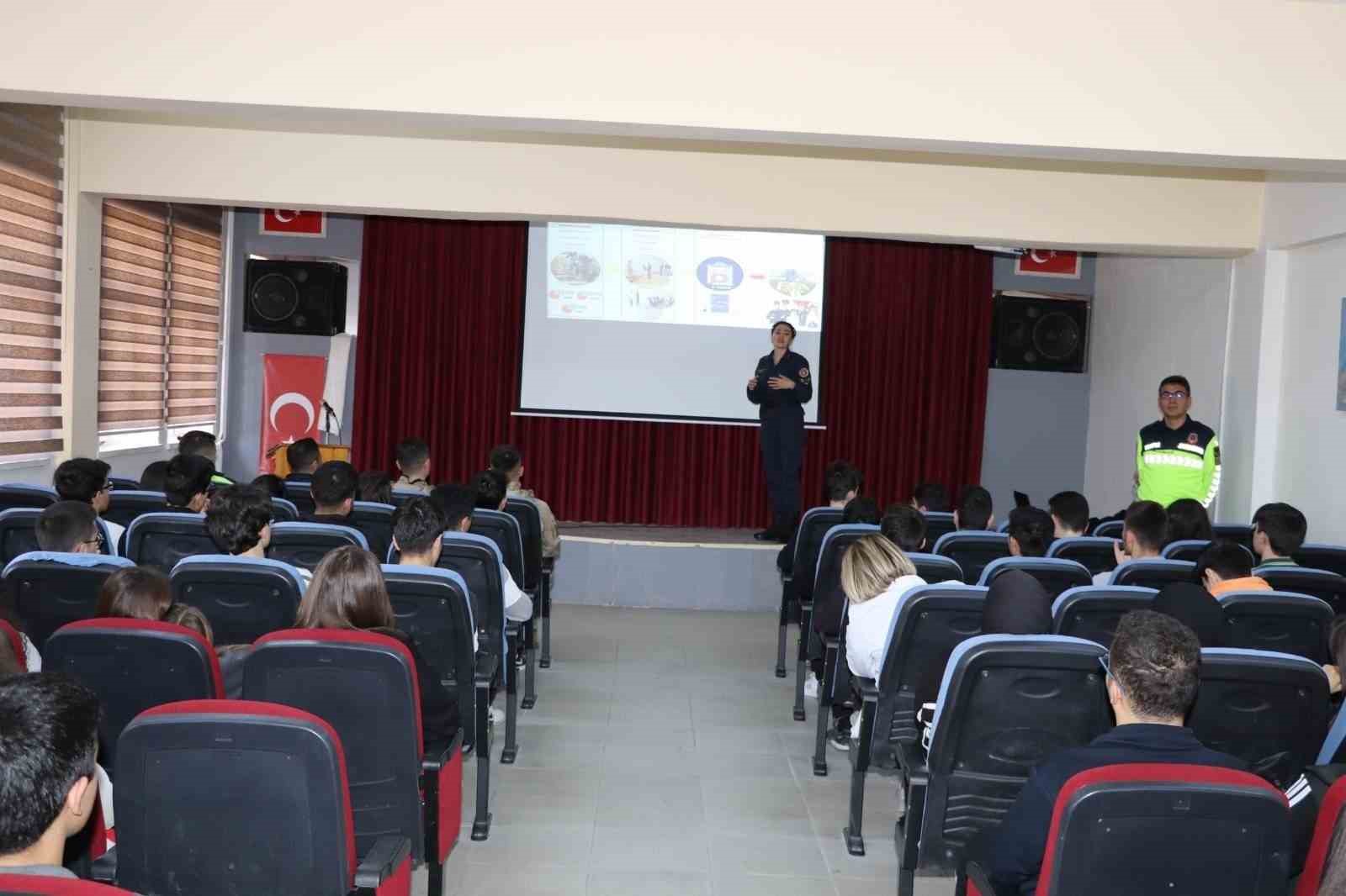 Lise &ouml;ğrencilerine JSGA ve KADES tanıtıldı
