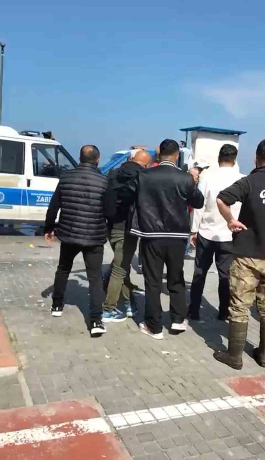 Sahildeki seyyar satıcılara operasyon
