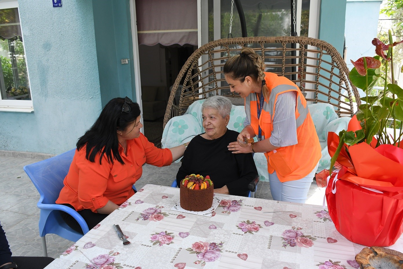 Kuşadası Belediyesi’nden yaşlı çınara sürpriz doğum günü kutlaması