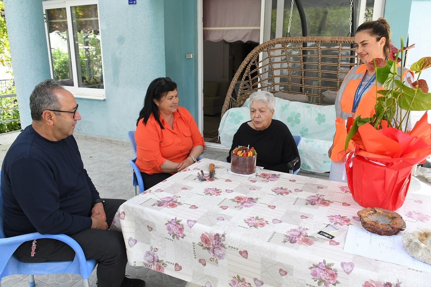 Kuşadası Belediyesi’nden yaşlı çınara sürpriz doğum günü kutlaması