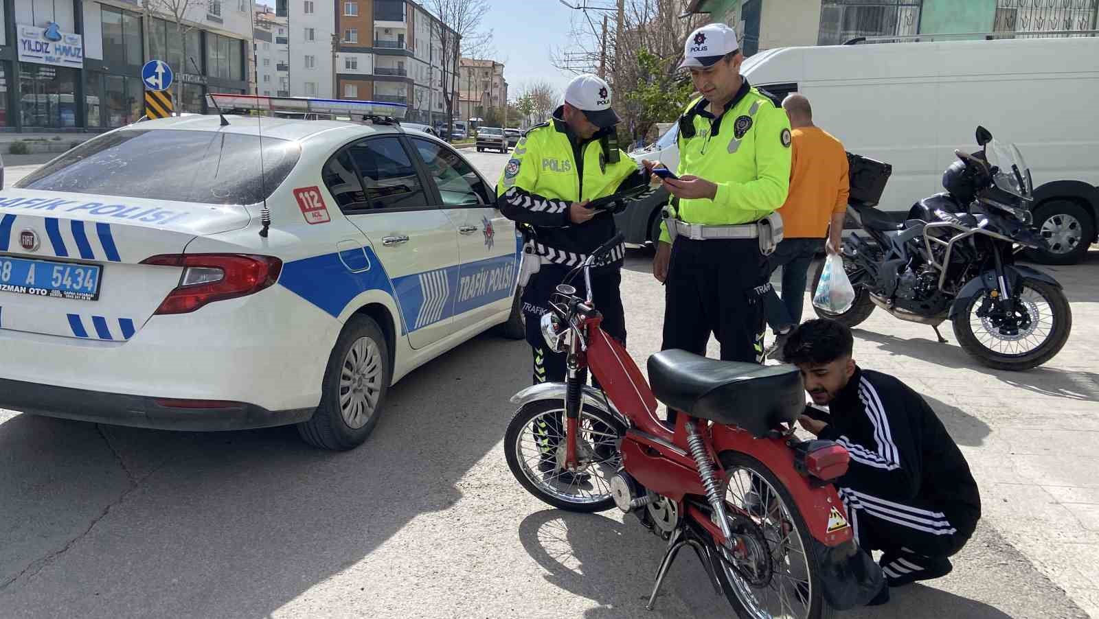 Tescilsiz motosikletin kasksız sürücüsüne 26 bin 965 lira ceza
