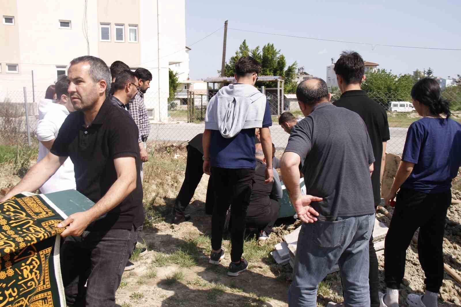 Su kanalında ölü bulunan 13 yaşındaki Sefa, gözyaşları arasında toprağa verildi
