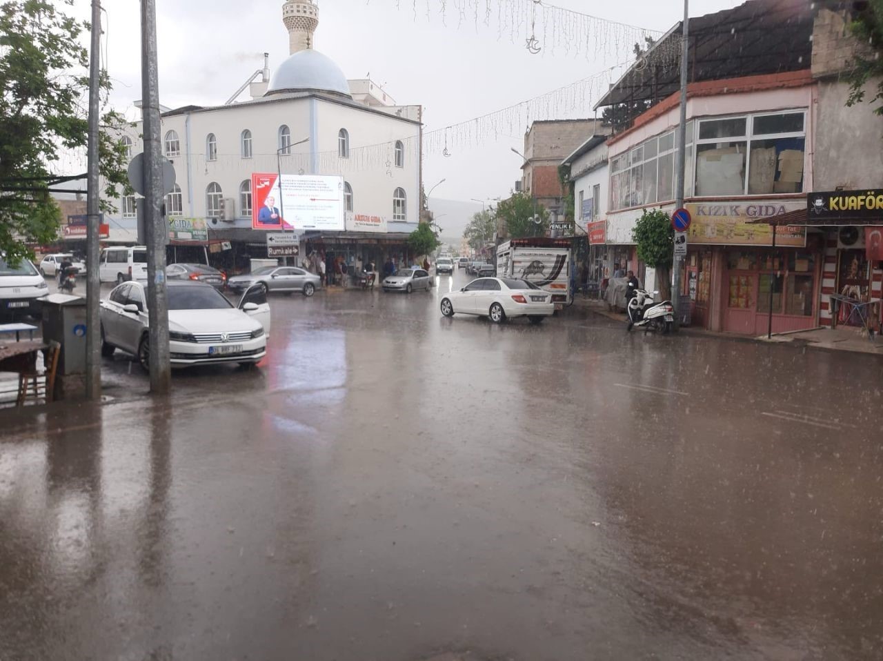 Yavuzeli’nde sağanak yağış çiftçinin yüzünü güldürdü