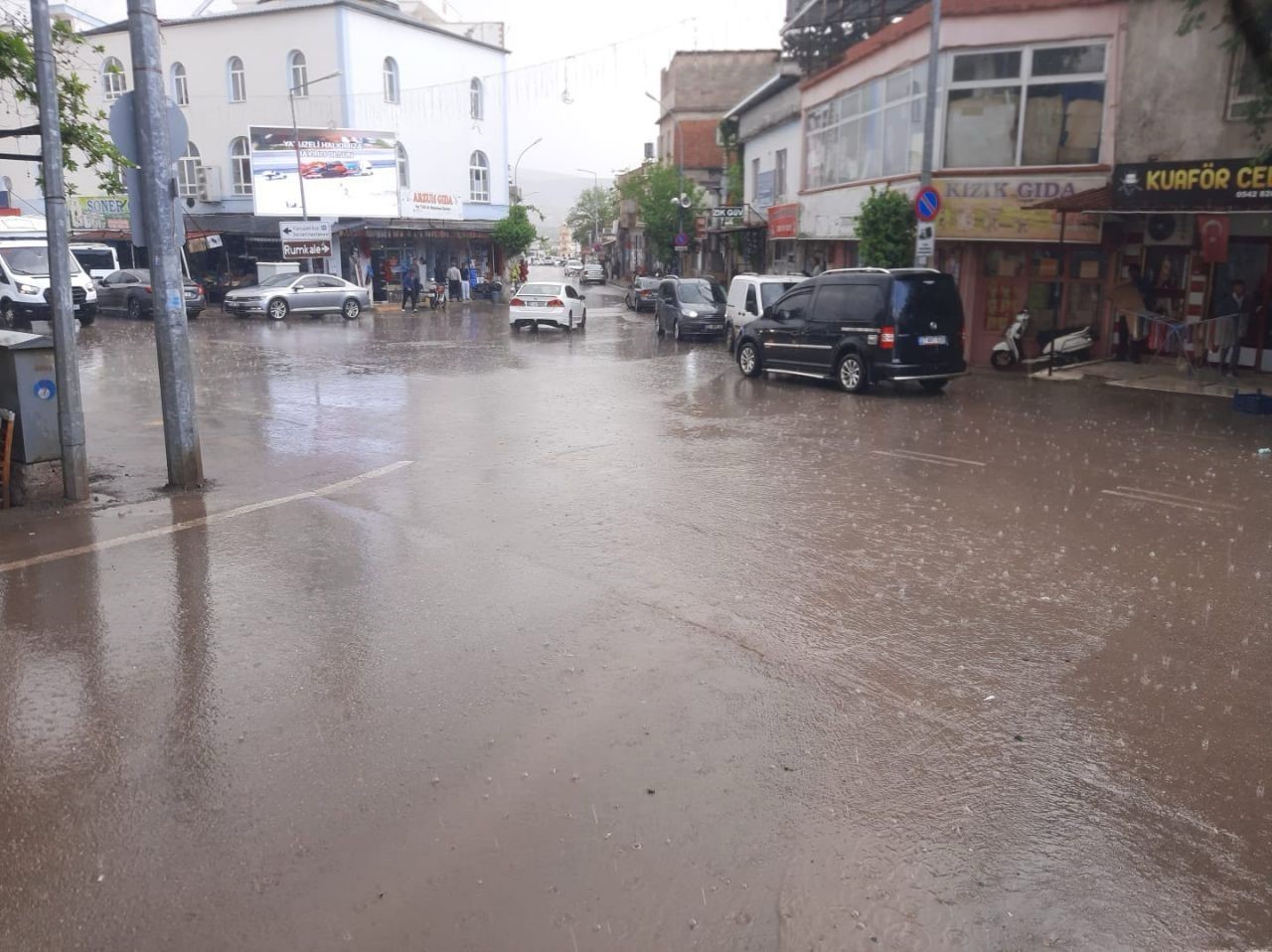 Yavuzeli’nde sağanak yağış çiftçinin yüzünü güldürdü