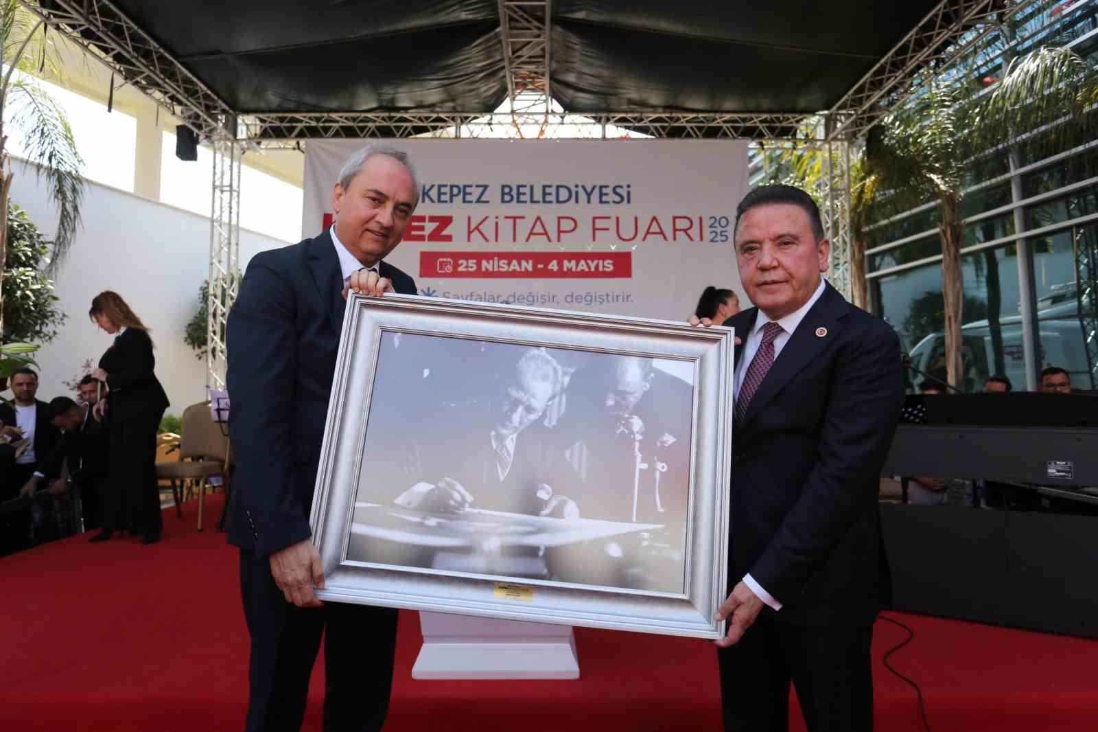 Kepez Kitap Fuarı "Sayfalar Değişir, Değiştirir" temasıyla kapılarını açtı