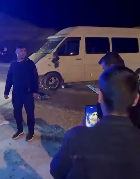 Minibüs ile motosiklet çarpıştı: 1 yaralı