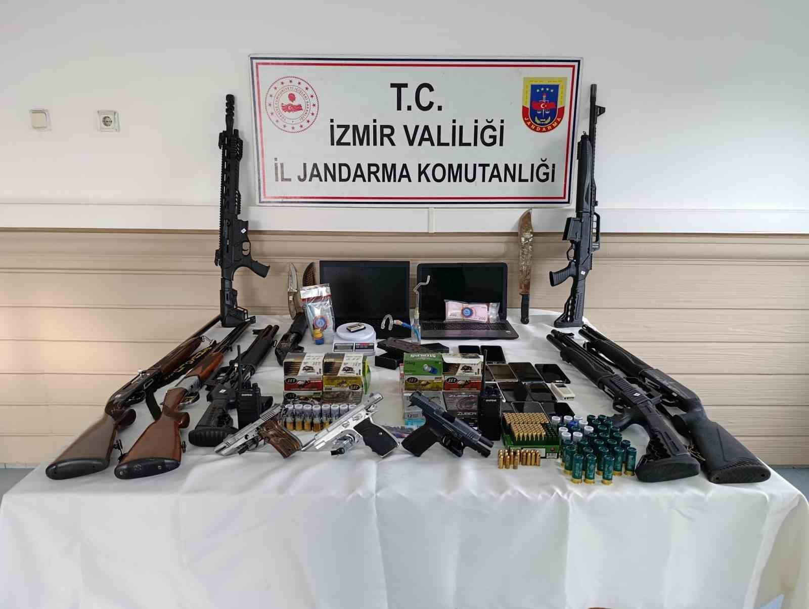 İzmir’de jandarmadan nefes kesen operasyon: Silahlı suç örgütü çökertildi