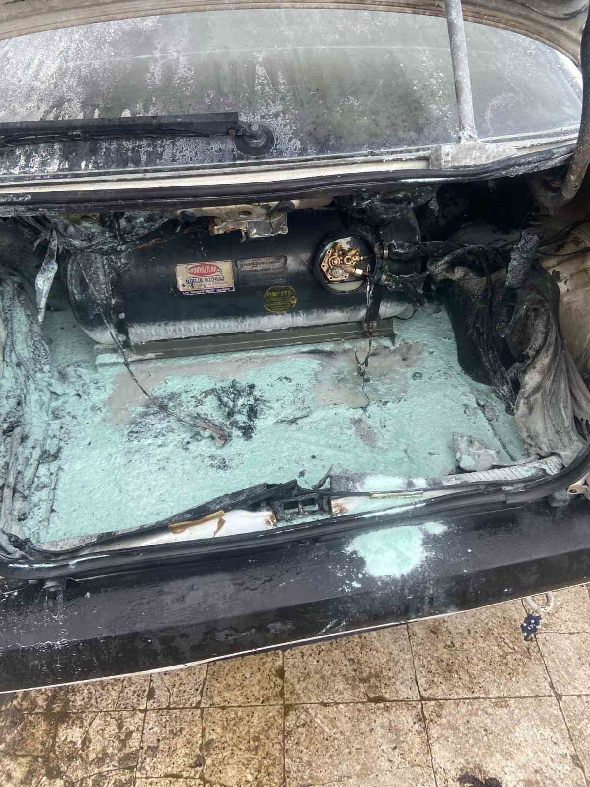 Park halineki araçta çıkan yangın büyümeden söndürüldü