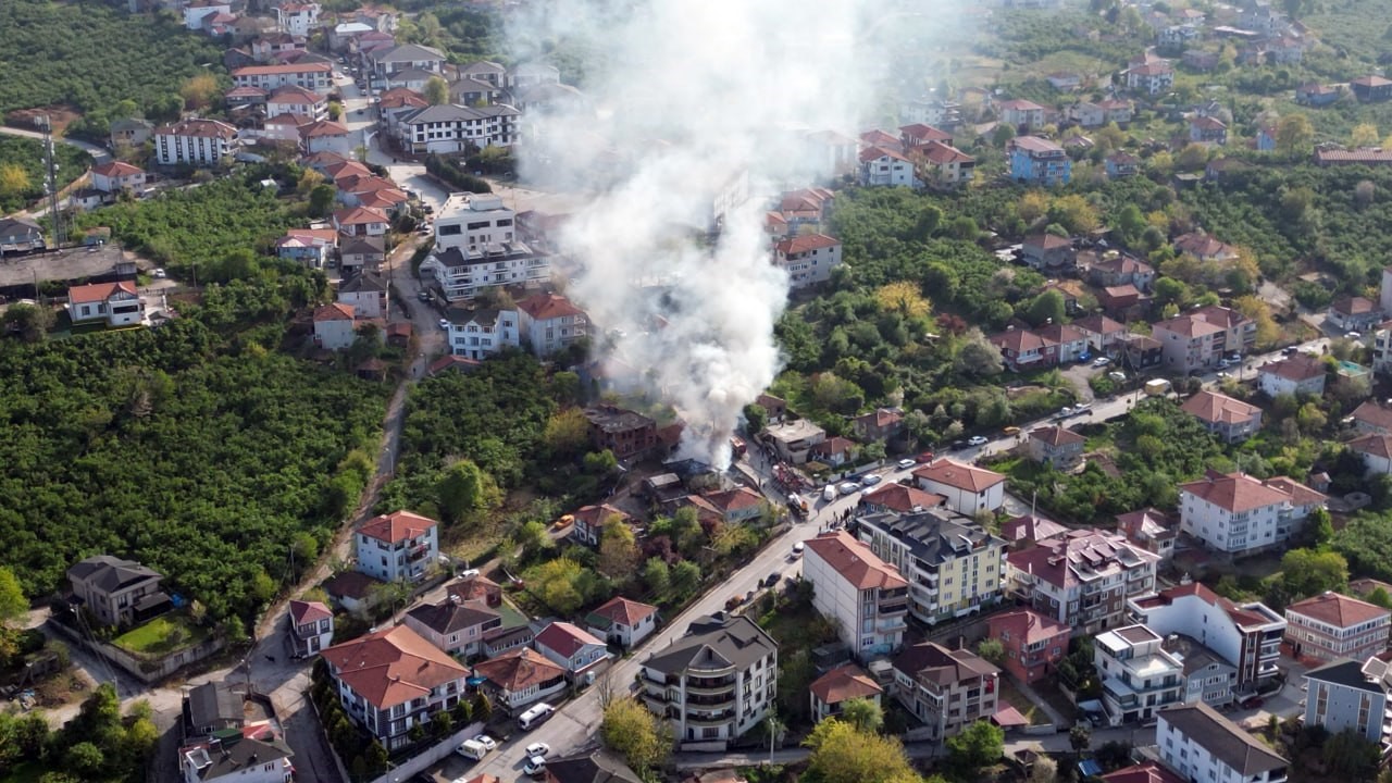 Alevlere teslim olan tek katlı ev kullanılmaz hale geldi